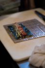 Sushi srotolato conservato su un tavolo in un ristorante — Foto stock