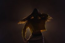 Gros plan de la jeune femme dansant en studio — Photo de stock