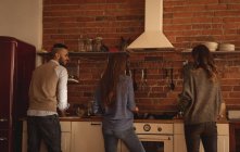 Freunde bereiten zu Hause in der Küche Essen zu — Stockfoto
