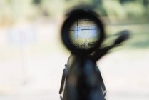 Nahaufnahme eines Scharfschützengewehrs, das auf ein Ziel zielt — Stockfoto