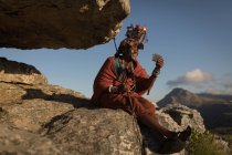 Uomo Maasai in abbigliamento tradizionale utilizzando il telefono cellulare in campagna — Foto stock