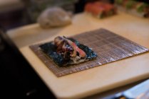 Развернутые суши хранятся на столе в ресторане — стоковое фото