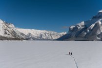 Couple raquettes dans un paysage de montagne hivernal . — Photo de stock