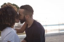 Романтична пара цілується один біля пляжу в сонячний день — стокове фото