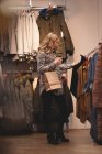 Девушка покупает одежду в моде — стоковое фото