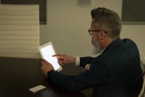 Business executive utilizzando tablet digitale in ufficio — Foto stock