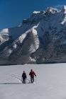 Couple raquettes dans un paysage de montagne hivernal . — Photo de stock