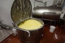Pastella in un enorme macchinario in fabbrica alimentare — Foto stock