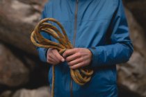 Primer plano de las manos de la cuerda de escalada plegable del excursionista - foto de stock