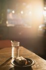 Сніданок і склянка води на столі у відкритому кафе — стокове фото