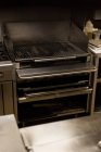 Primer plano de la parrilla y el horno en una cocina comercial - foto de stock