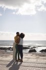 Casal beijando na praia em um dia ensolarado — Fotografia de Stock