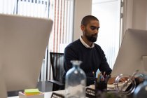 Executivo masculino trabalhando no computador no escritório — Fotografia de Stock