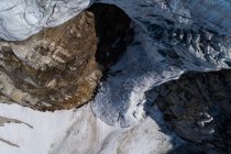 Vista ravvicinata del ghiacciaio sulla montagna rocciosa — Foto stock