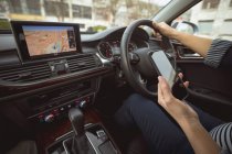 Низкая доля женщин исполнительной власти с помощью мобильного телефона во время вождения автомобиля — стоковое фото