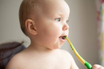 Bebê menina escovar os dentes arte casa — Fotografia de Stock
