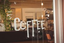 Wort Kaffee auf Eingangstür des Cafés geschrieben — Stockfoto
