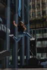 Bailarina callejera bailando en la ciudad - foto de stock