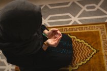 Femme musulmane priant salah à la maison — Photo de stock