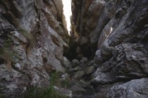 Vista panorámica de la entrada a la cueva oscura en una montaña - foto de stock