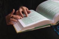 Close-up of muslim mother and daughter reading holy Quran — Stock Photo