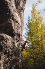 Визначений скелястий альпініст, що піднімається скелястою скелею — стокове фото