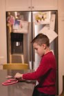 Junge bereitet Herzform mit Ton zu Hause vor — Stockfoto