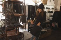 Femme achetant un sac à main en boutique — Photo de stock