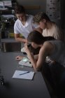 Студенты колледжа экспериментируют на микроскопе в лаборатории университета — стоковое фото