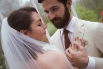 Nahaufnahme von romantischem Brautpaar, das sich umarmt — Stockfoto