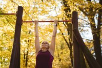 Старшая женщина практикует упражнения в парке в солнечный день — стоковое фото
