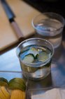 Pepino rebanado sumergido en vinagre en un restaurante de cocina - foto de stock