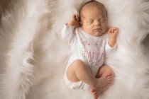 Neugeborenes schläft zu Hause auf flauschiger Decke. — Stockfoto