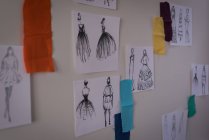 Esquisses de design sur mur dans le studio de design . — Photo de stock