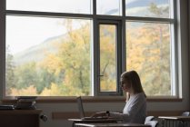 Adolescente usando laptop em sala de aula na universidade — Fotografia de Stock