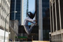 Танцівниця в місті в сонячний день — стокове фото