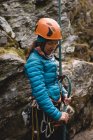Vue latérale du grimpeur féminin prêt à escalader la falaise rocheuse — Photo de stock