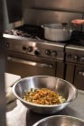 Змішані інгредієнти в мисці на комерційній кухні — стокове фото
