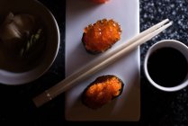В солнечный день в ресторане сервируется суши-стол — стоковое фото