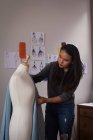 Stilista di moda misurare tessuto sul manichino allo studio di progettazione . — Foto stock