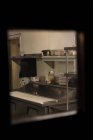 Scatole e piatti disposti in un ripiano in cucina — Foto stock