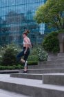 Junge sportliche Frau joggt auf der Straße — Stockfoto