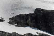Montaña rocosa cubierta de glaciares durante el invierno - foto de stock