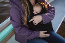 Close-up de mãe segurando bebê filho ao ar livre . — Fotografia de Stock
