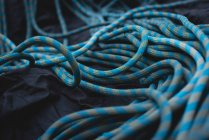 Крупный план синей туристической веревки на ткани — стоковое фото