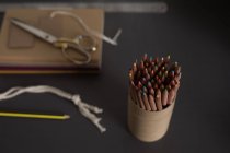 Крупним планом барвисті олівці в тримачі за столом — стокове фото