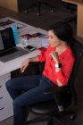 Продумана ділова жінка сидить за столом в креативному офісі — стокове фото