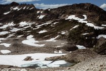 Скеляста гора вкрита льодовиком взимку — стокове фото