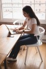 Esecutivo femminile utilizzando il computer portatile in ufficio — Foto stock