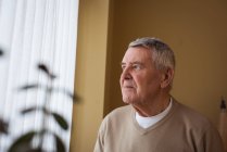Nachdenklicher Senior steht im Pflegeheim — Stockfoto